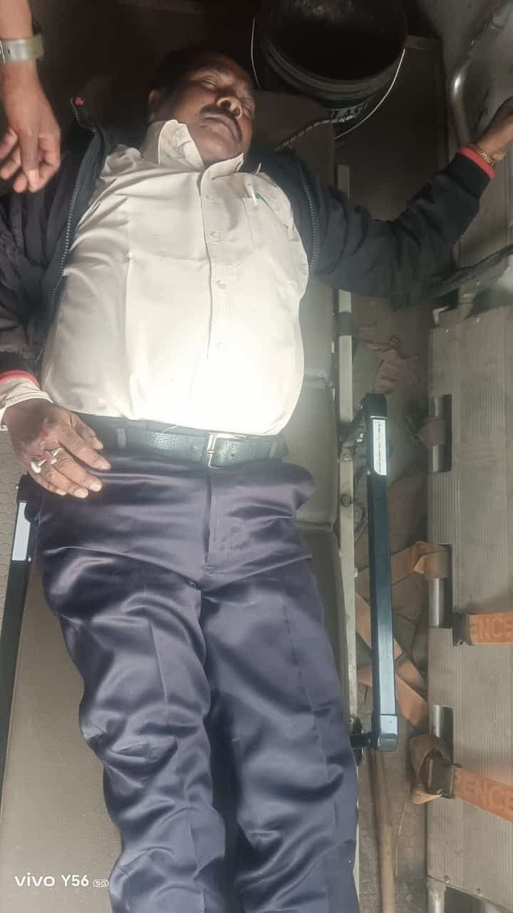 मैजिक के धक्के से झामुमो नेता का पैर टूटा, पत्नी भी घायल