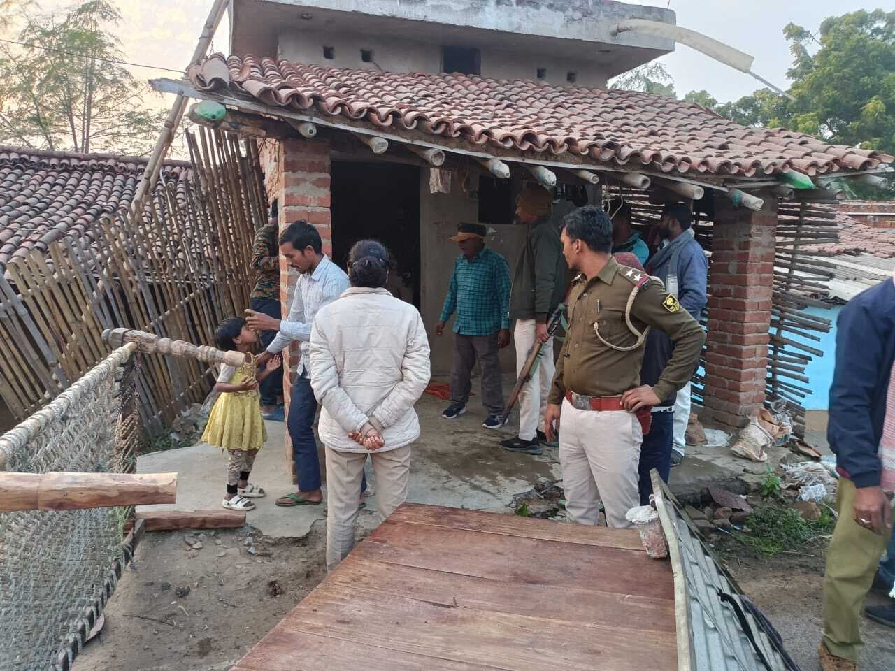 दो नामजद आरोपितों के घर की गयी कुर्की-जब्ती की कार्रवाई