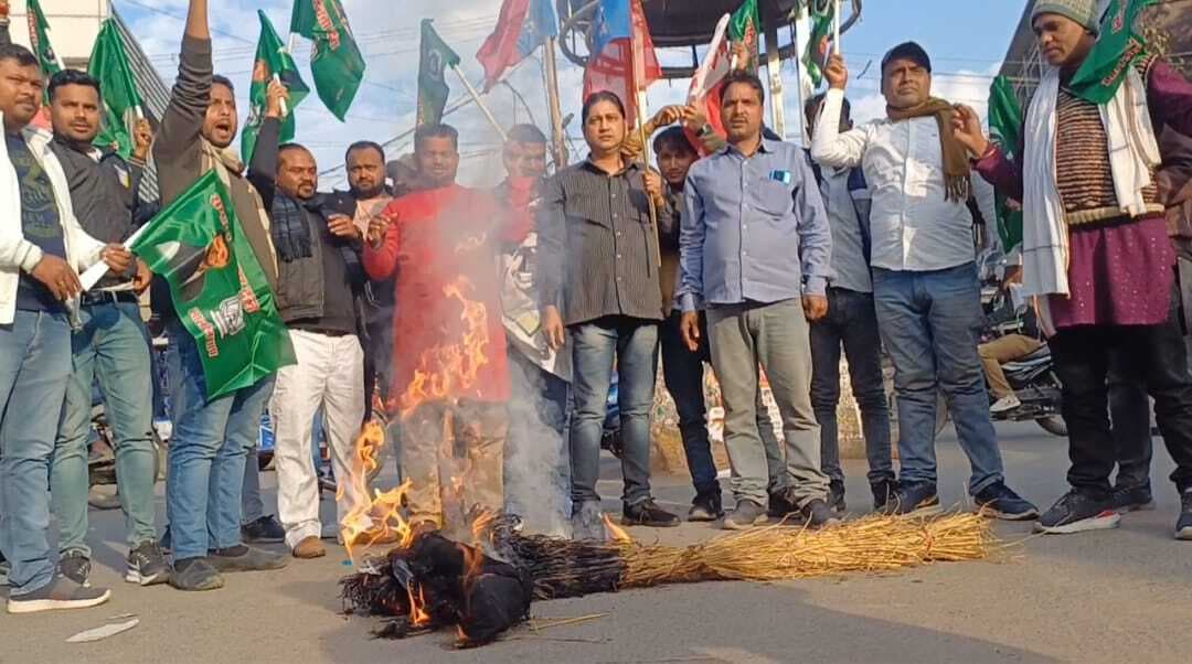 युवा व छात्र राजद ने फूंका सीएम का पुतला