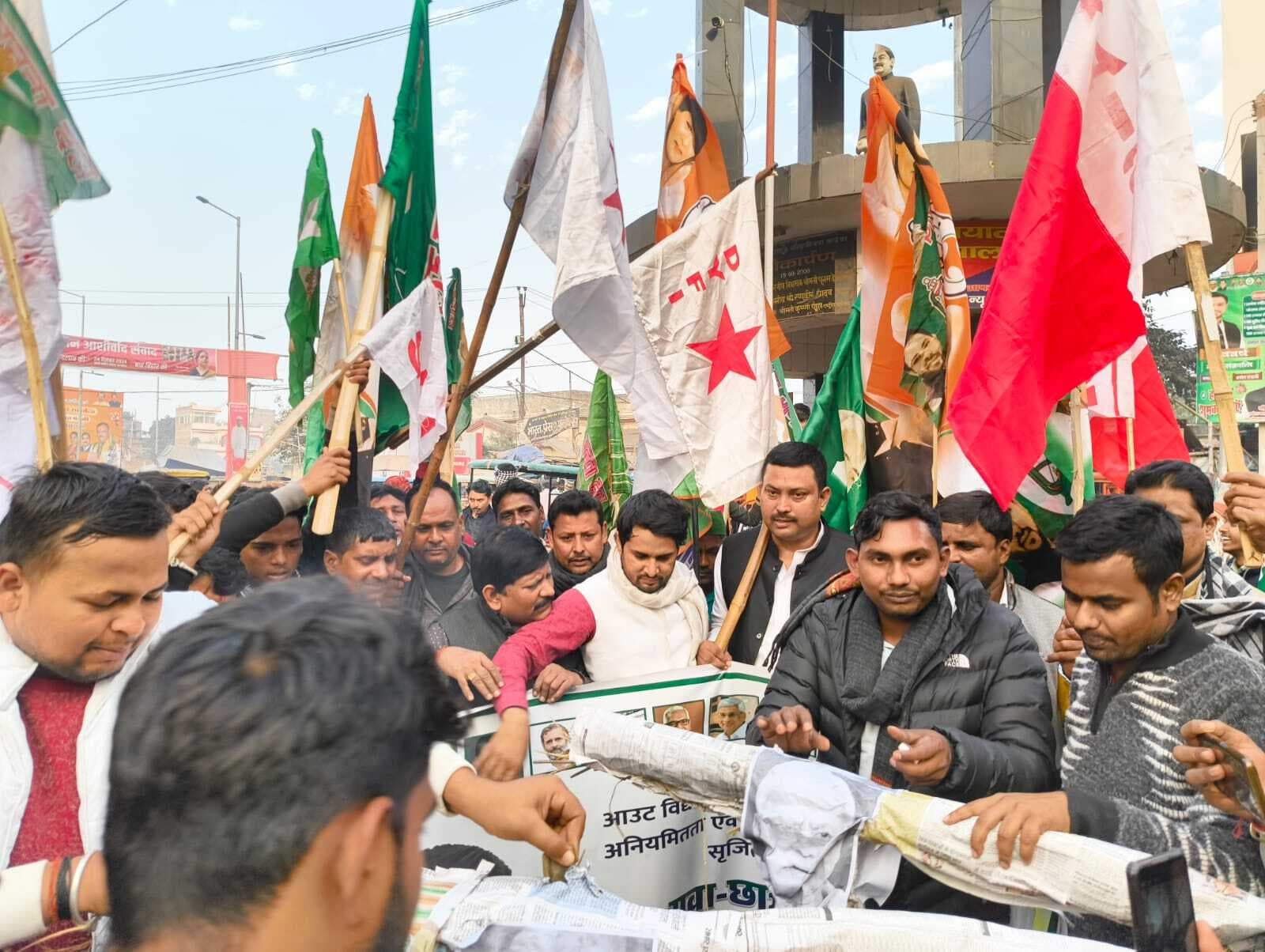 परीक्षा पुन: कराने की मांग को लेकर युवा राजद व कांग्रेस ने किया प्रदर्शन