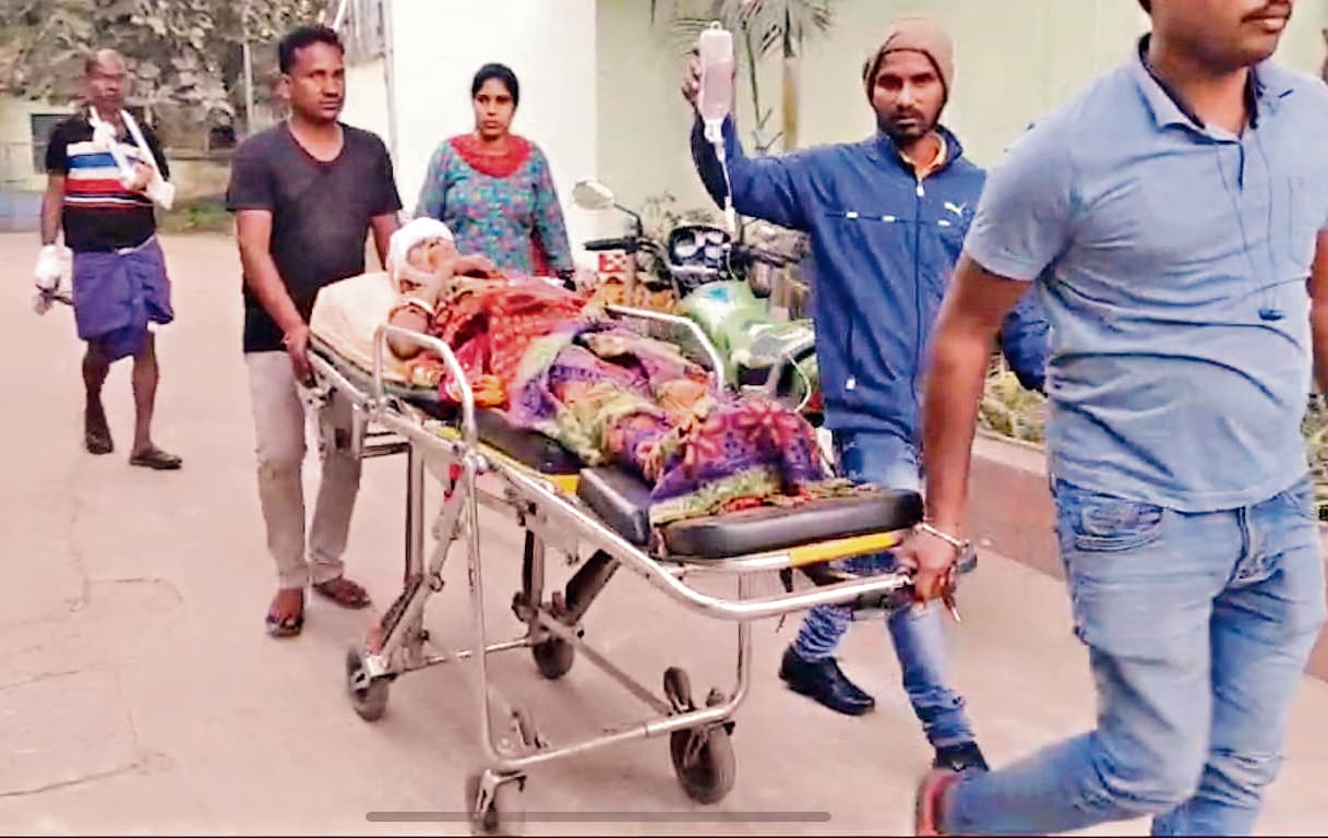 Rourkela News: जमीन विवाद में भतीजों ने चाचा-चाची पर भुजाली से किया हमला, दोनों की हालत गंभीर