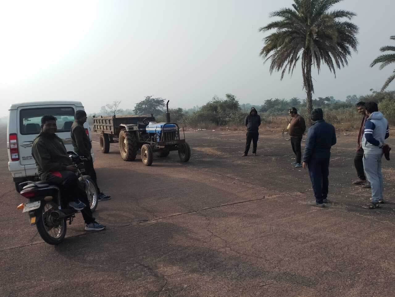 East Singhbhum News : चाकुलिया हवाई पट्टी से बालू लदा ट्रैक्टर जब्त, एफआइआर दर्ज