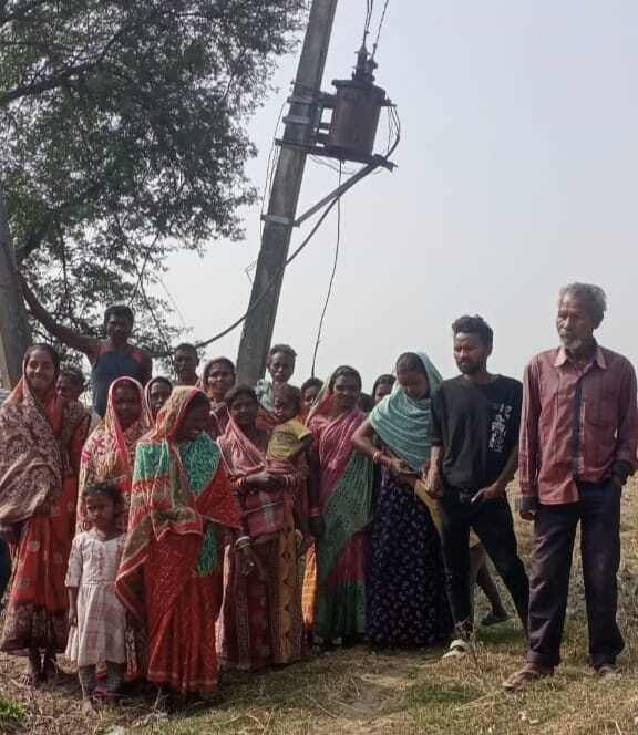 East Singhbhum News : डुमरिया के जामबानी में चार माह से ट्रांसफॉर्मर खराब, अंधेरे में 35 परिवार