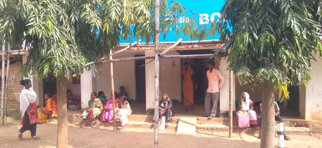 East Singhbhum News : गुड़ाबांदा प्रखंड के एकमात्र बैंक में लिंक फेल, मंईयां के लाभुक परेशान