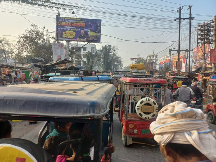 बीच सड़क पर ई-रिक्शा व ऑटो खड़े होने से कई बार होता है ट्रैफिक जाम