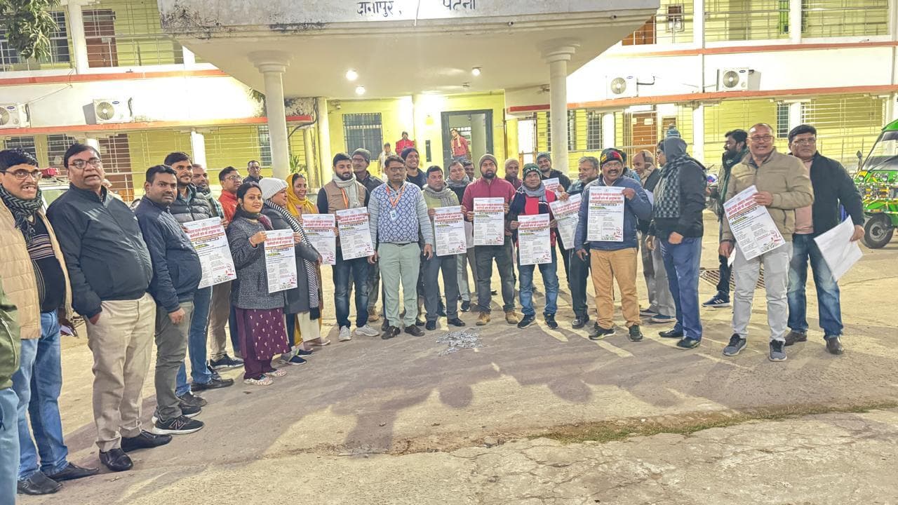 कोर्ट कर्मियों ने विधि विभाग के आदेश की प्रति जला जताया विरोध