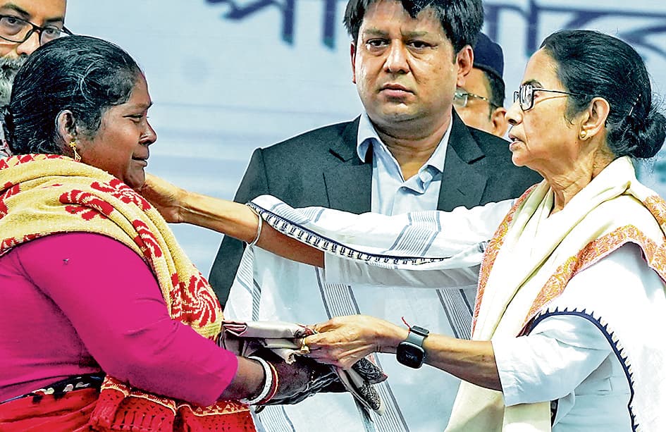 भारतीय मछुआरों को बांग्लादेश में पीटा गया: ममता