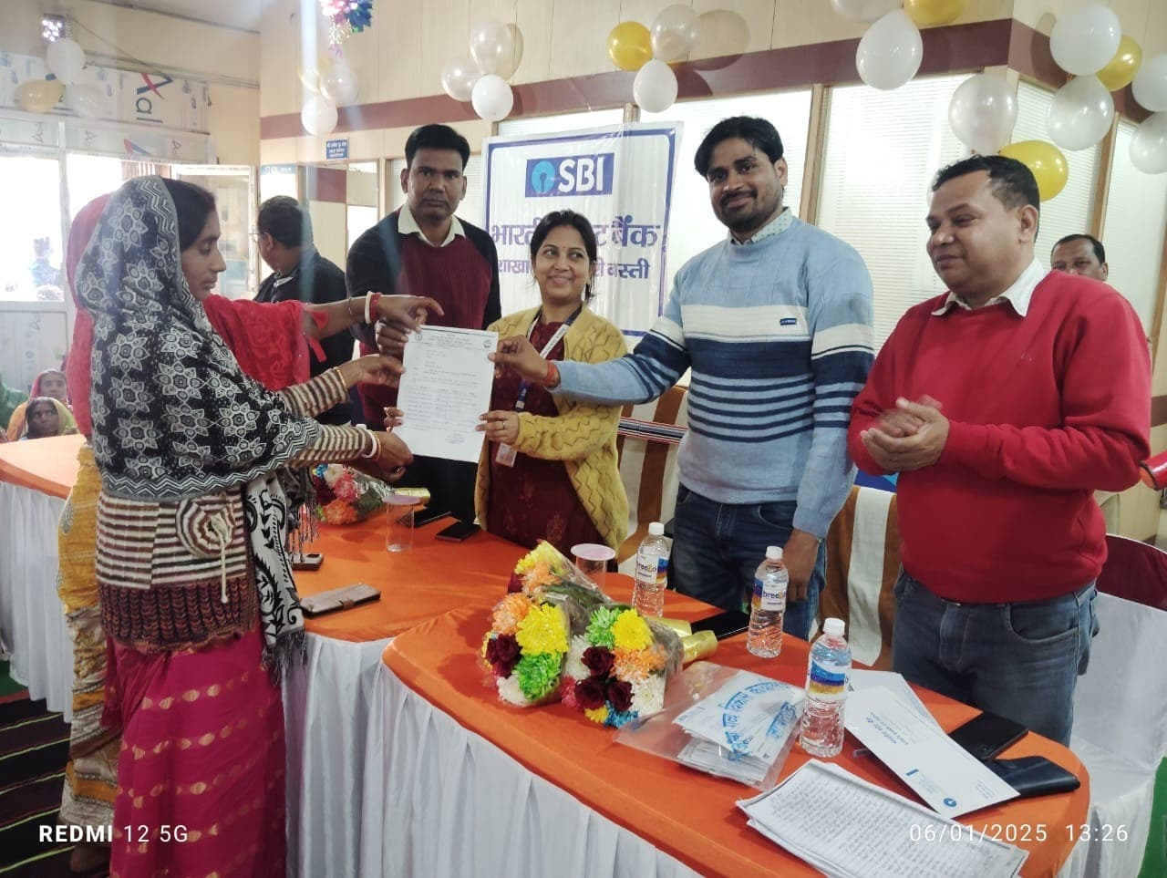 शिविर में दीदियों को मिला लोन का स्वीकृति-पत्र