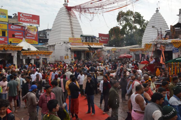 Deoghar news : बाबा मंदिर में भक्तों ने कराये रुद्राभिषेक व गठबंधन