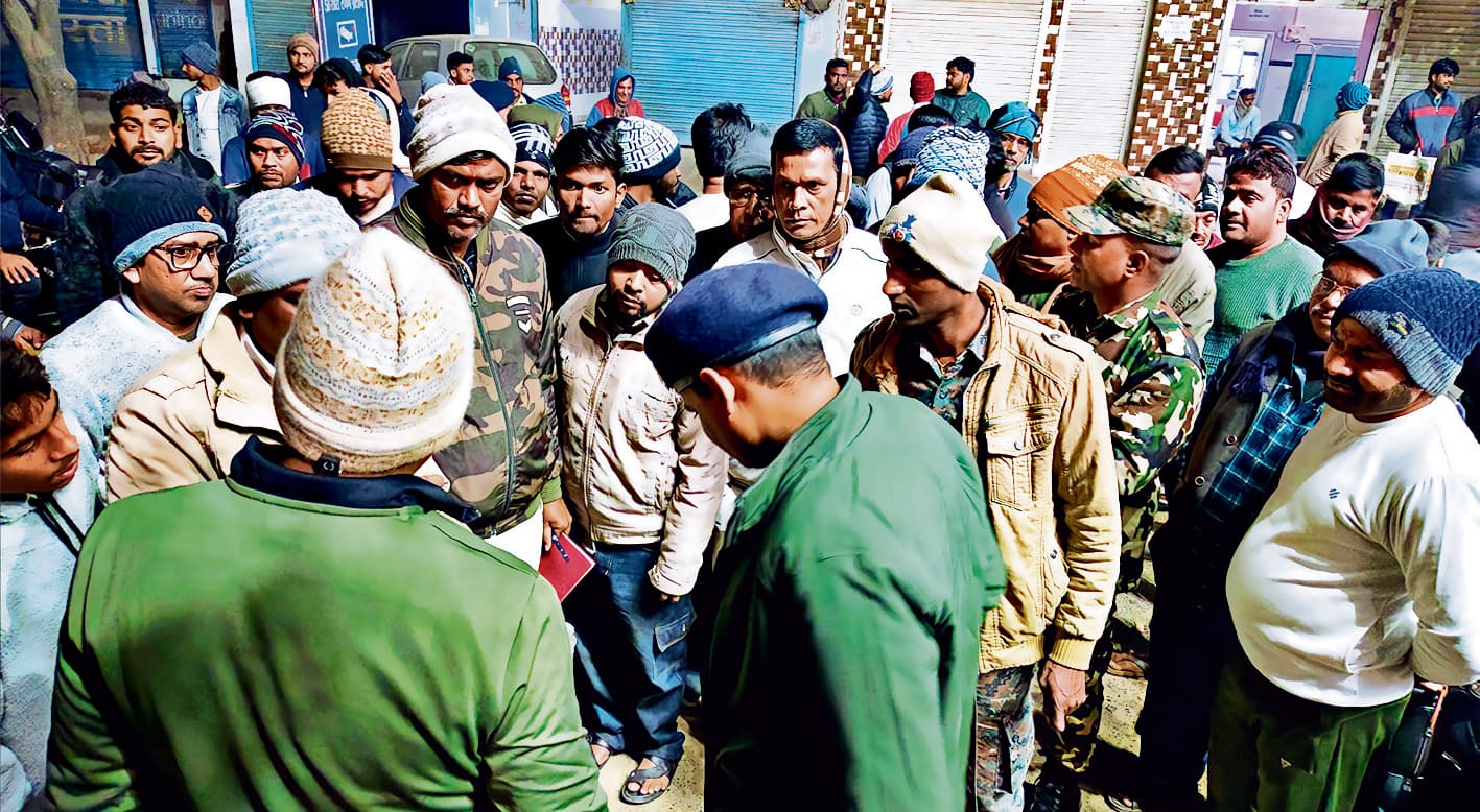 शेरघाटी में क्लिनिक पर बमबारी व गोलीबारी