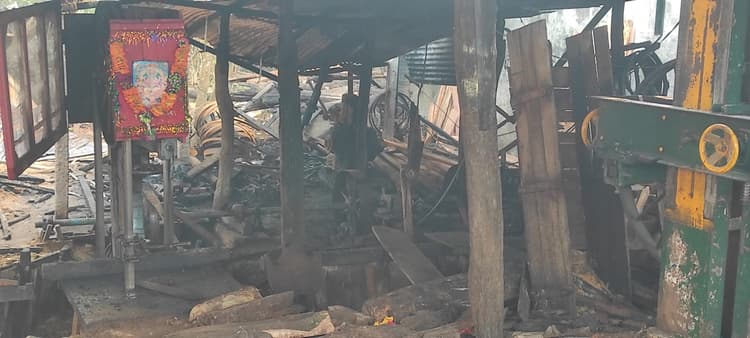 आरा मील में अज्ञात लोगों ने लगायी आग, दो लाख की संपत्ति का हुआ नुकसान