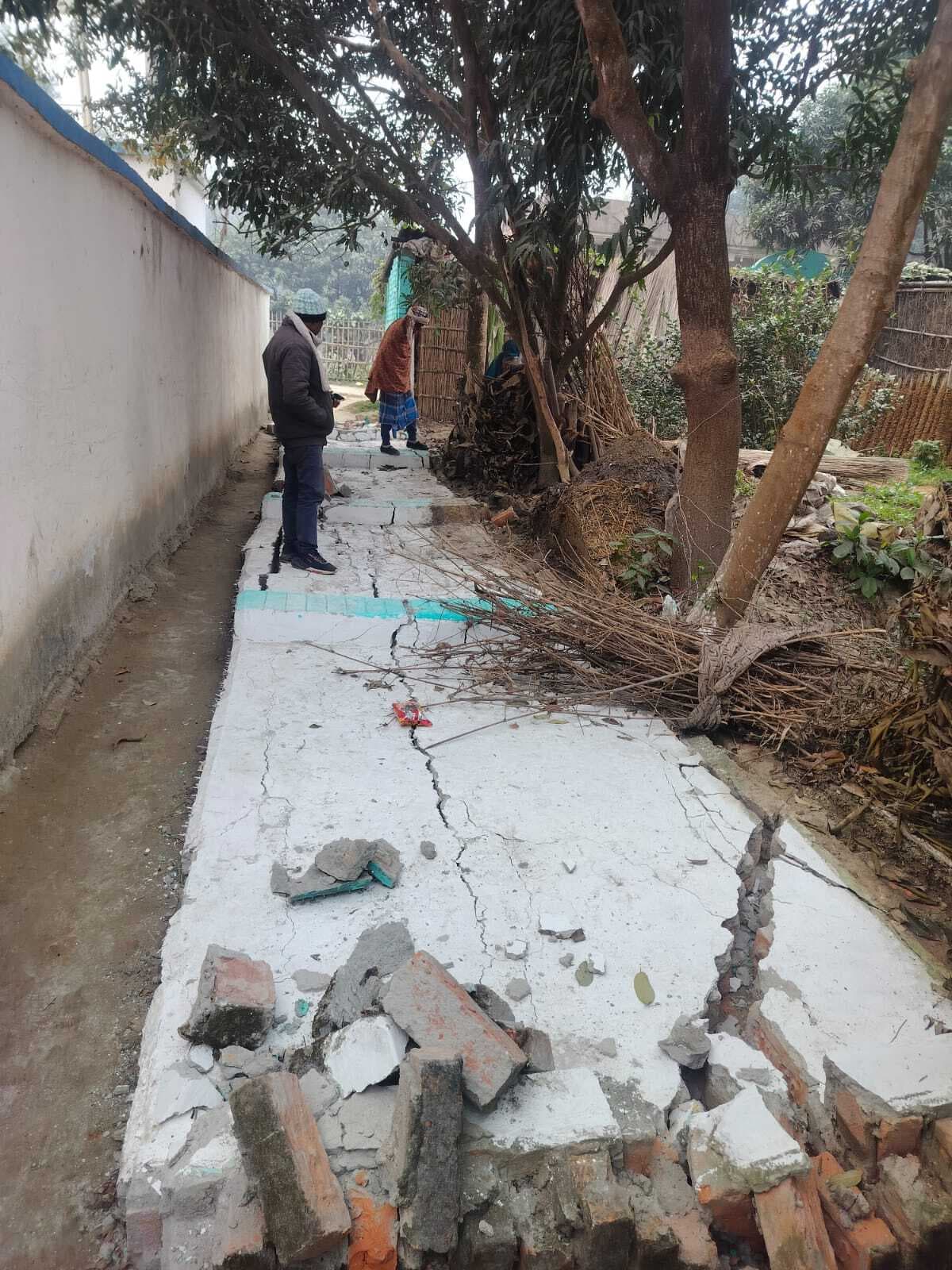 भूकंप के झटके से गिरी दीवार