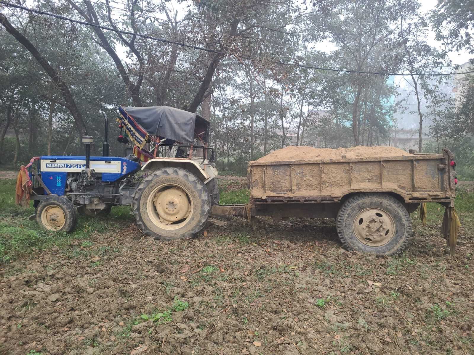 पुलिस ने अवैध बालू लदे दो ट्रैक्टर को किया जब्त