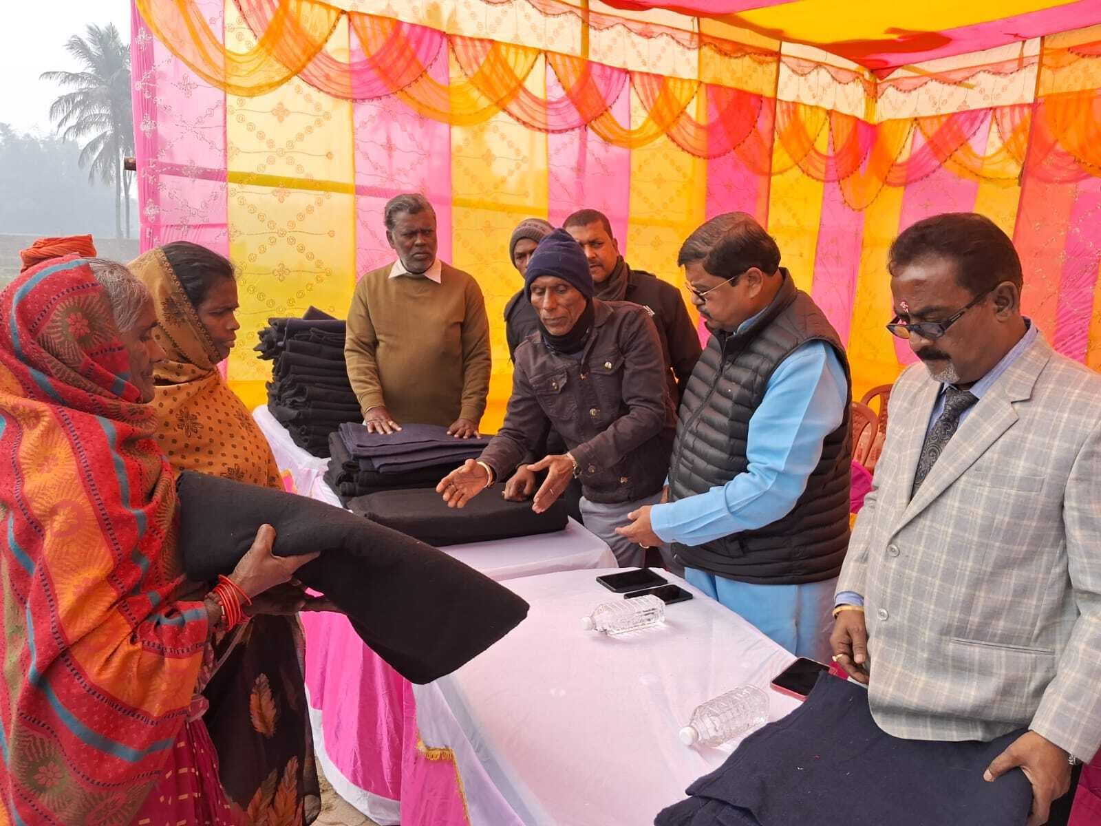 100 से अधिक गरीब, दिव्यांग व असहाय के बीच कंबल का वितरण