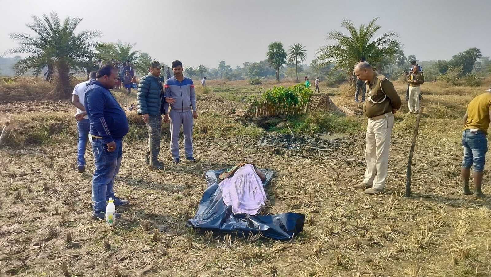 पुलिस ने खेत से अज्ञात महिला का शव किया बरामद