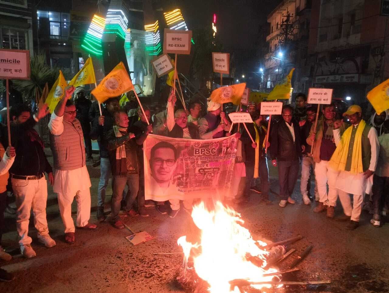 बीपीएससी परीक्षा में अनियमितता के खिलाफ किया धरना प्रदर्शन, फूंका पुतला