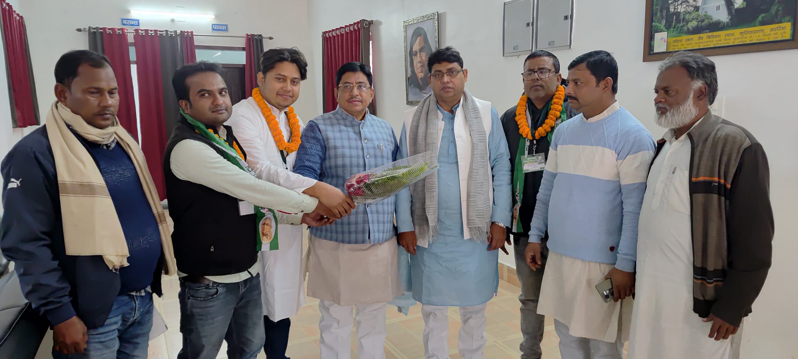 दर्जनों युवाओं ने की जदयू की सदस्यता ग्रहण, प्रदेश अध्यक्ष ने माला पहनाकर किया स्वागत