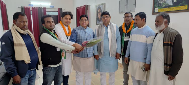 दर्जनों युवाओं ने की जदयू की सदस्यता ग्रहण, प्रदेश अध्यक्ष ने माला पहनाकर किया स्वागत