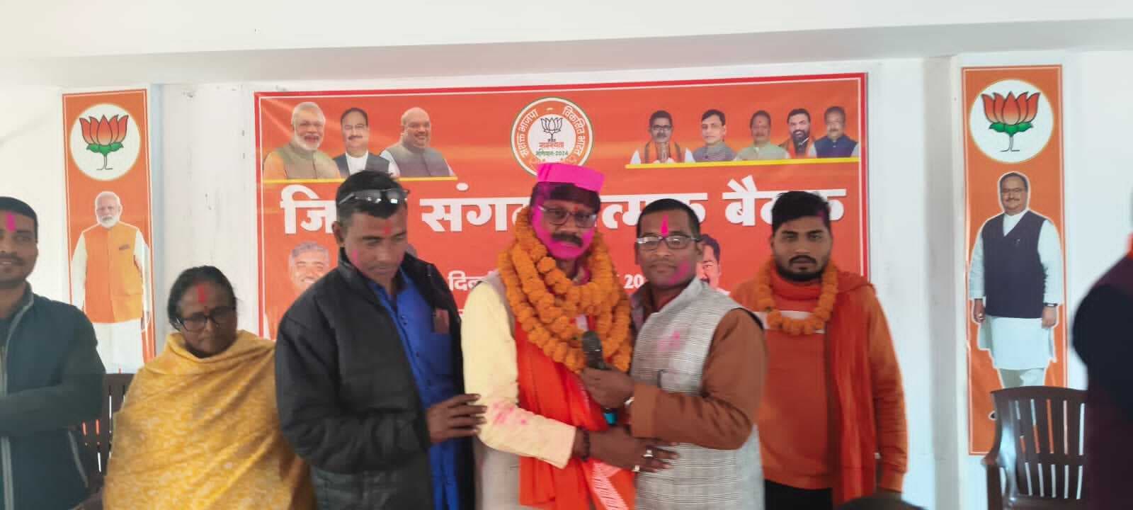 भाजपा के जिलाध्यक्ष बनने पर दीपक को कार्यकर्ताओं ने दी बधाई