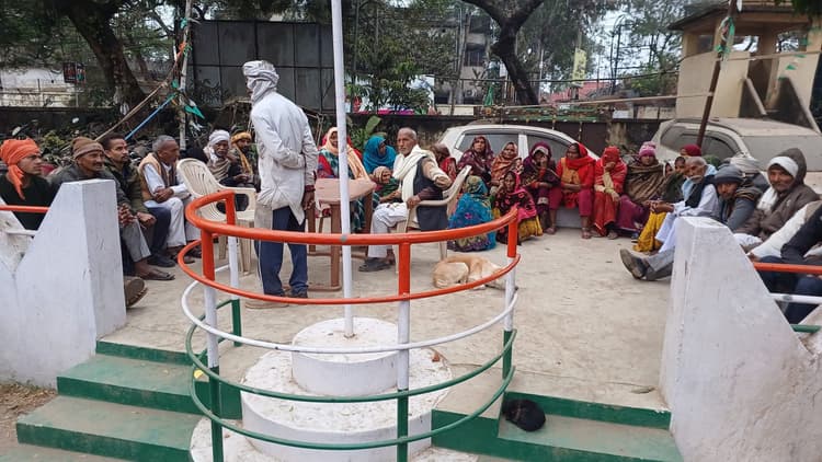 Deoghar news : शौचालय में श्रद्धालु के पर्स से 15 हजार नकदी समेत कागजात की चोरी, पीड़ित ने थाने में दिया धरना