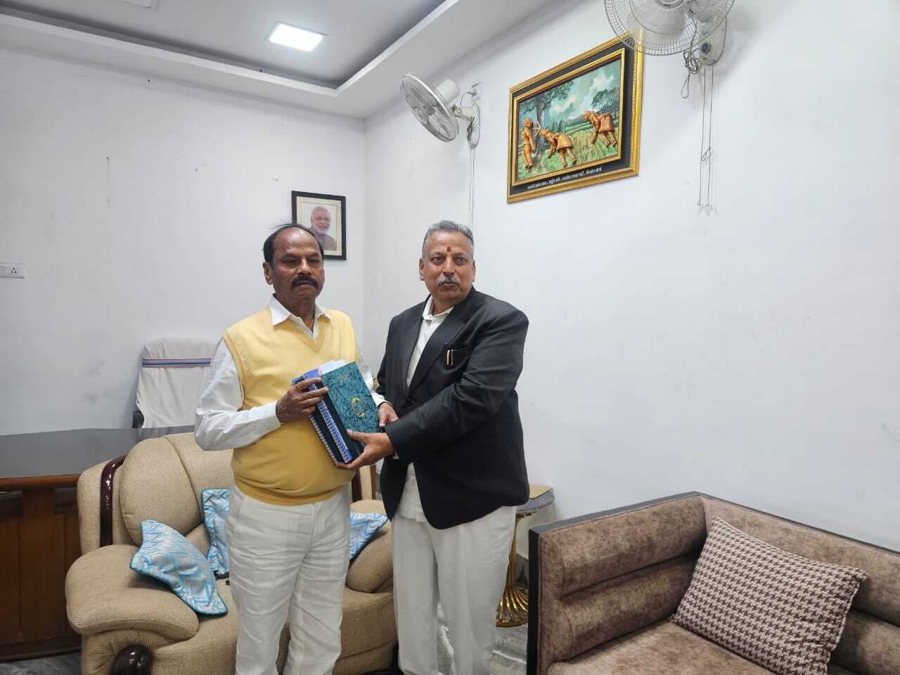 Jamshedpur News : रघुवर दास के सक्रिय राजनीति में लौटने से संगठन होगा मजबूत : राजेश शुक्ला