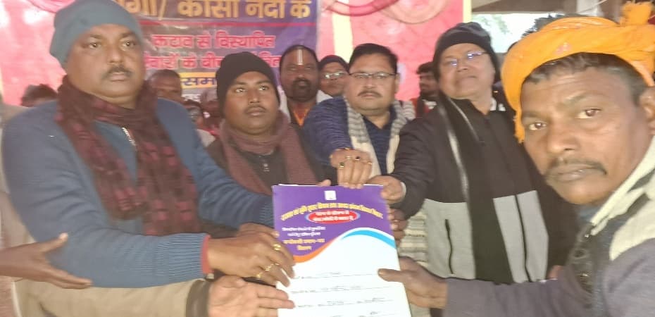 विधायक ने इंदिरा ग्राम के विस्थापित परिवारों के बीच किया पर्चा का वितरण