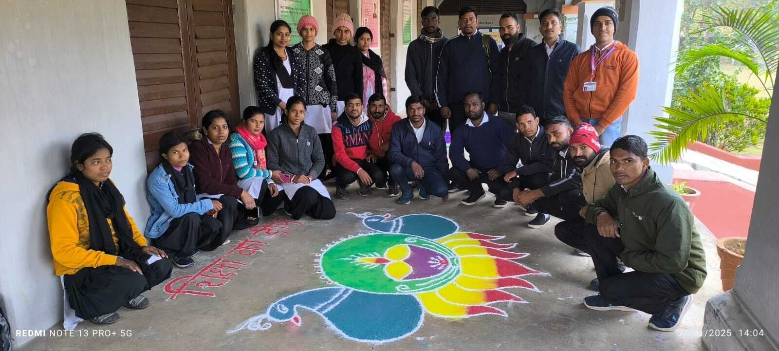 छात्र-छात्राओं ने उकेरी रंग-बिरंगी रंगोली