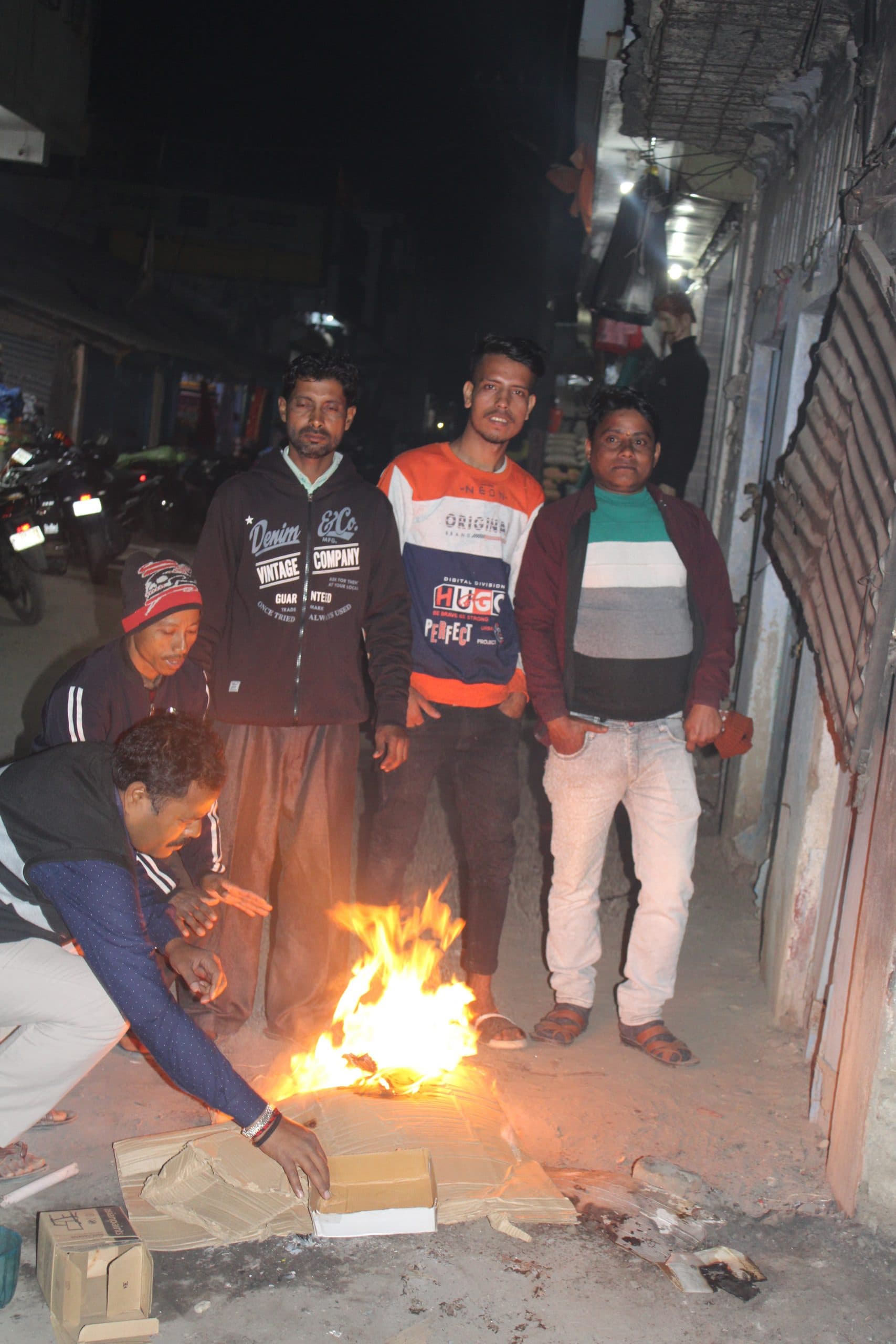 सर्द हवाओं से बढ़ी कनकनी, ठिठुर रहे लोग