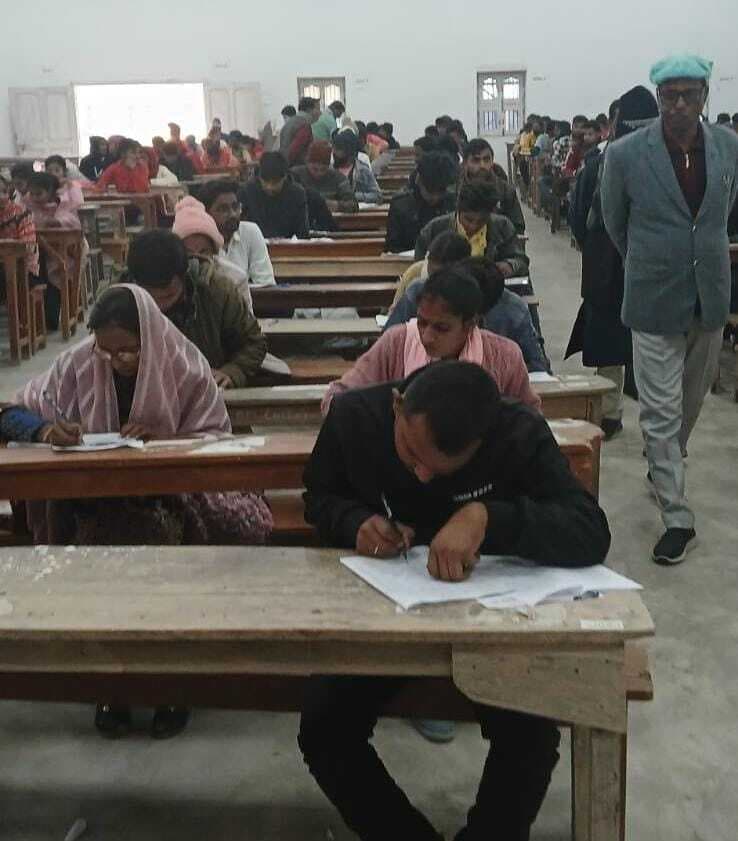 आरपीएम कॉलेज तुनियाही परीक्षा केंद्र से दो दर्जन मोबाइल जब्त