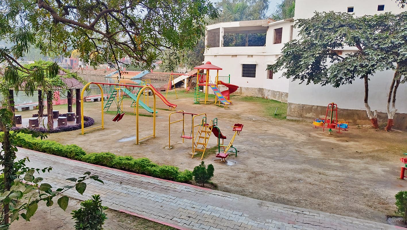 Buxar News: तेज पछुआ हवा से बढ़ी ठिठुरन, अलाव बना सहारा