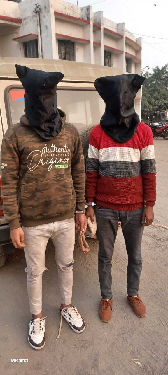 पुलिस की वर्दी में लूटपाट करने वाले दो आरोपियों को भेजा गया जेल