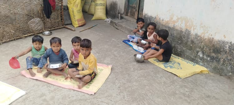 कनकनी भरी ठंड में आंगनबाड़ी केंद्र के बच्चे बेहाल, हो रहा संचालन