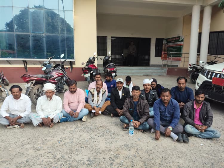 जिला सहकारिता कार्यालय में चकला पंचायत के ग्रामीणों ने दिया धरना, सौंपा मांग पत्र