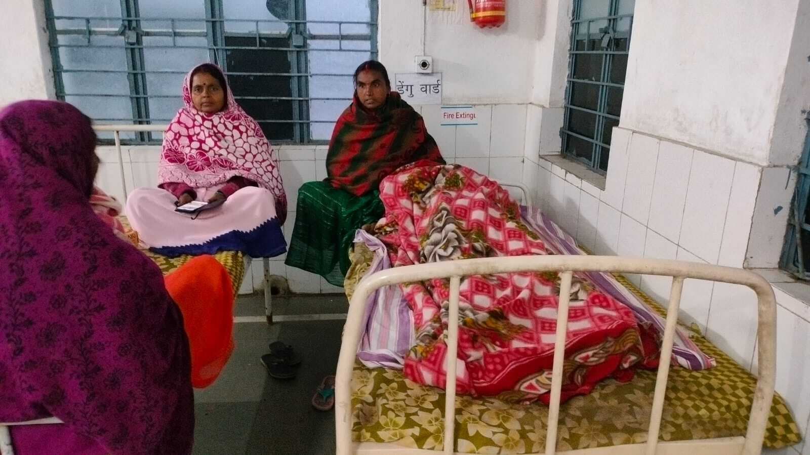 हाड़ कंपा देने वाली ठंड में बंध्याकरण मरीज को नहीं मिला चादर व कंबल