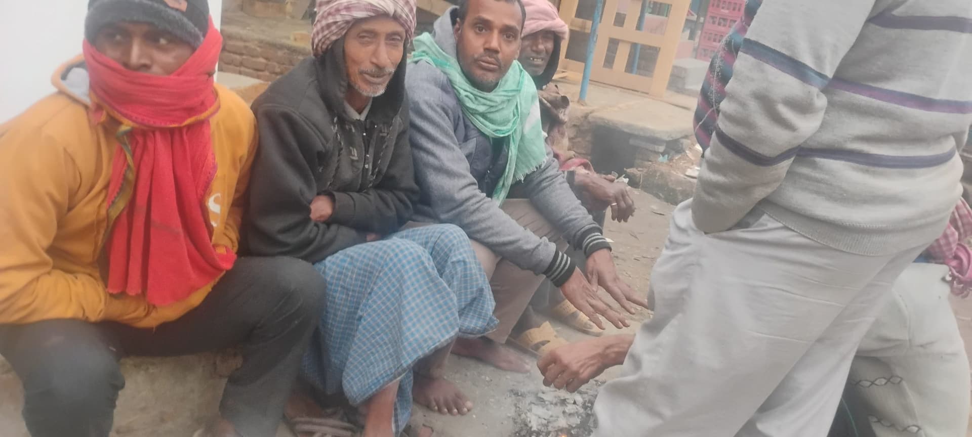 अलाव नहीं जलने से लोग परेशान