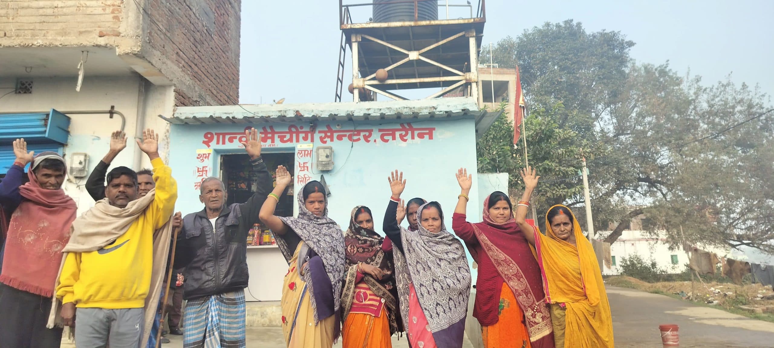 जलापूर्ति शुरू कराने को लेकर किया प्रदर्शन