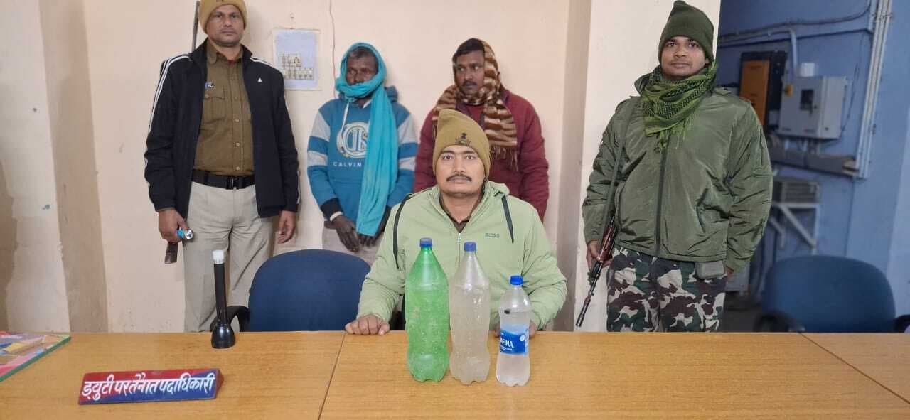 चार लीटर देसी शराब के साथ दो तस्कर धराये, एक बाइक जब्त