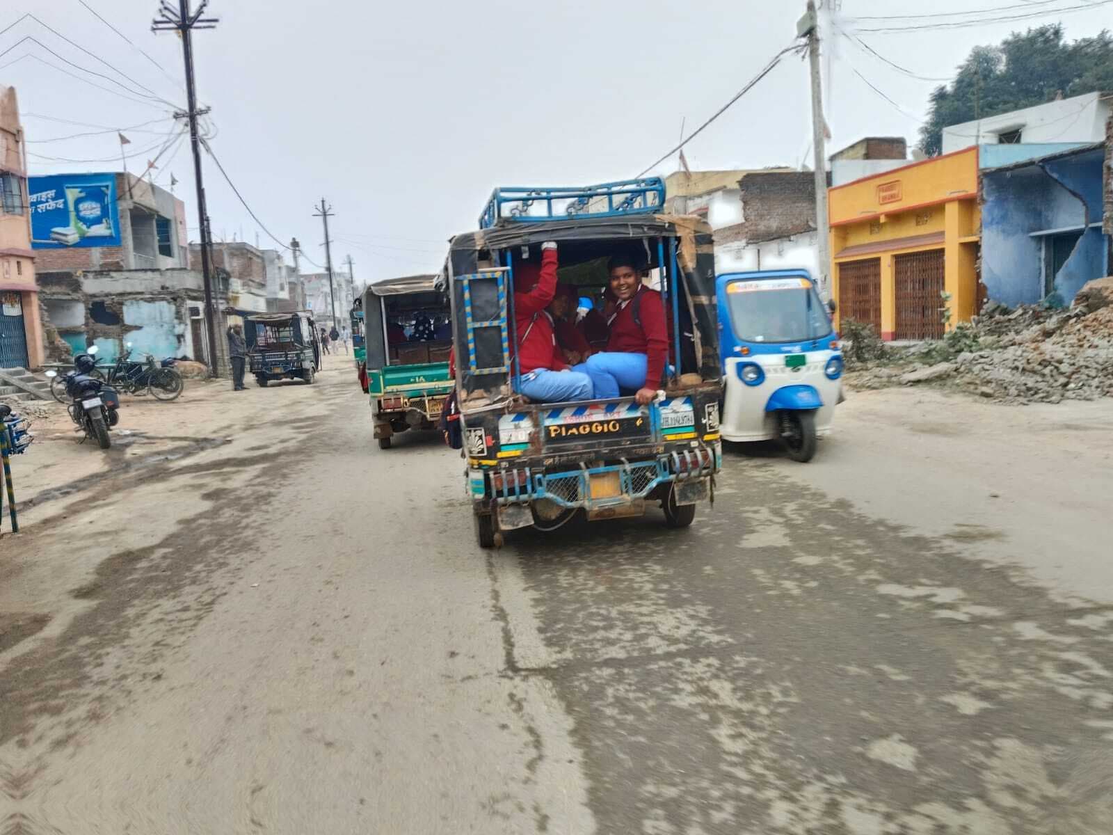 Giridih News: सरकारी आदेश को ठेंगा दिखाकर कड़ाके की ठंड में भी खुले रहे निजी विद्यालय