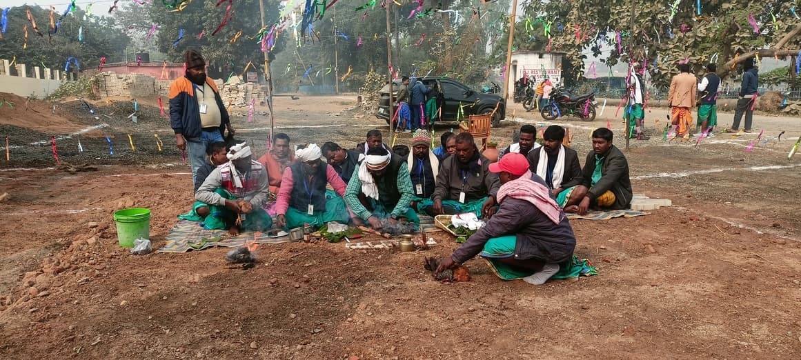बसडीहा गांव में पूजा अर्चना के साथ शुरू हुआ सोहराय