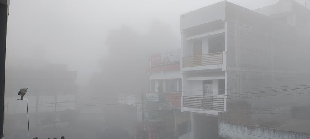 अचानक मौसम ने ली करवट, घने बादल से ढंका आसमान, शीतलहर का असर