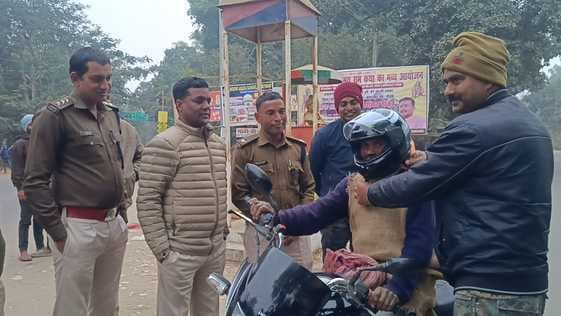 डीएसपी व इंस्पेक्टर ने बाइक सवारों के बीच बांटे कंबल व हेलमेट