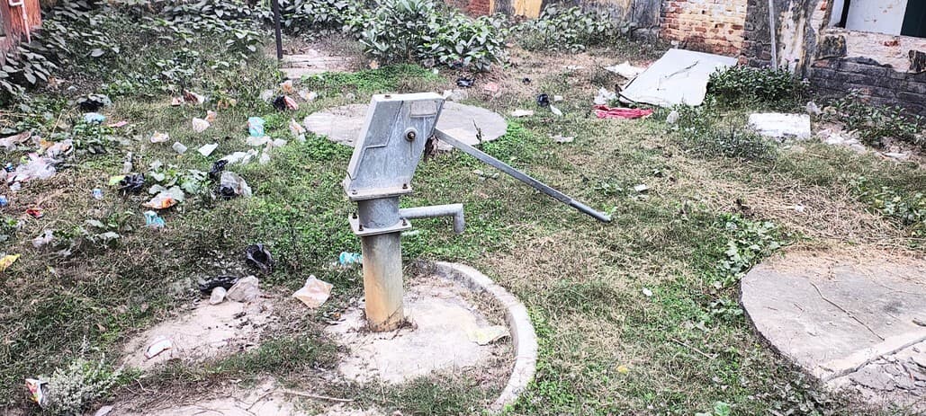 सीएचसी पथरगामा में डेढ़ वर्ष से चापाकल खराब