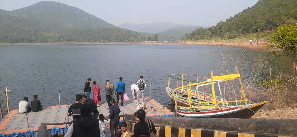 East Singhbhum News : बुरुडीह डैम व धारागिरि झरना में सुविधाएं नहीं, मायूस हो लौट रहे पर्यटक