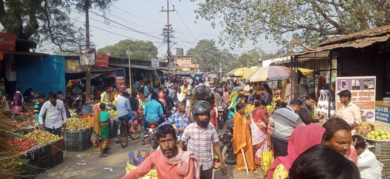 Chaibasa News : गुड़, तिल व कपड़ों की खरीदारी को मंगलाहाट में उमड़े शहरवासी