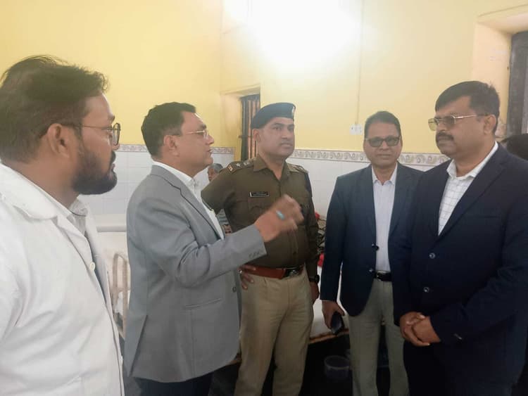 Chaibasa News : बंदी पुस्तिका की जांच कर बंदियों से भेदभाव की ली जानकारी