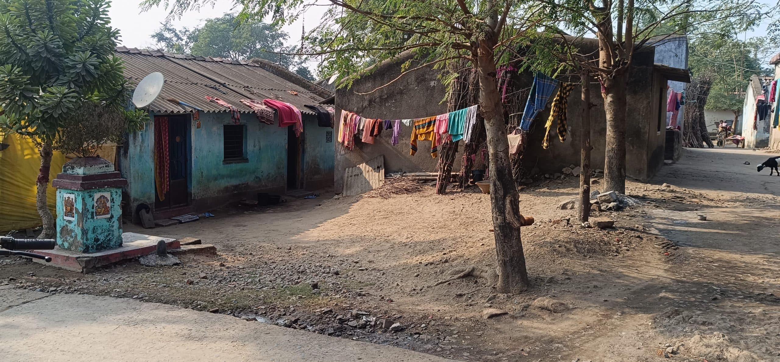 East Singhbhum News : घाटशिला के चालकडीह में 42 साल पहले बने इंदिरा आवास जर्जर, प्लास्टिक टांगकर रहते हैं 500 परिवार