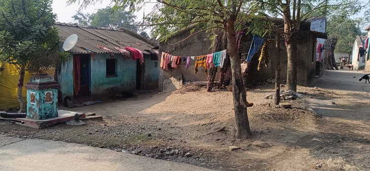 East Singhbhum News : घाटशिला के चालकडीह में 42 साल पहले बने इंदिरा आवास जर्जर, प्लास्टिक टांगकर रहते हैं 500 परिवार