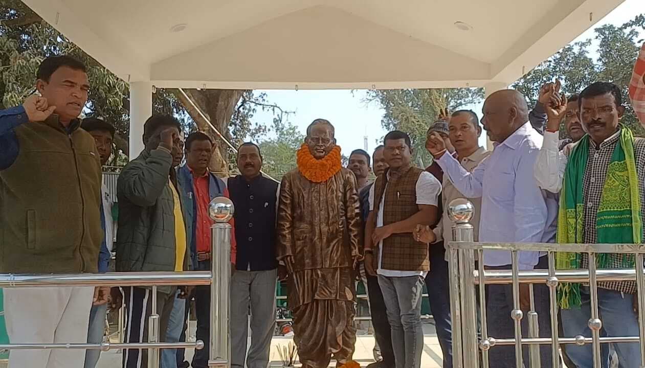 East Singhbhum News : फुटबॉल टूर्नामेंट का चैंपियन बना मुर्मू ब्रदर्स