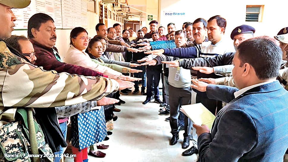 Ranchi news : डीटीओ ने सड़क सुरक्षा की प्रतिज्ञा दिलायी