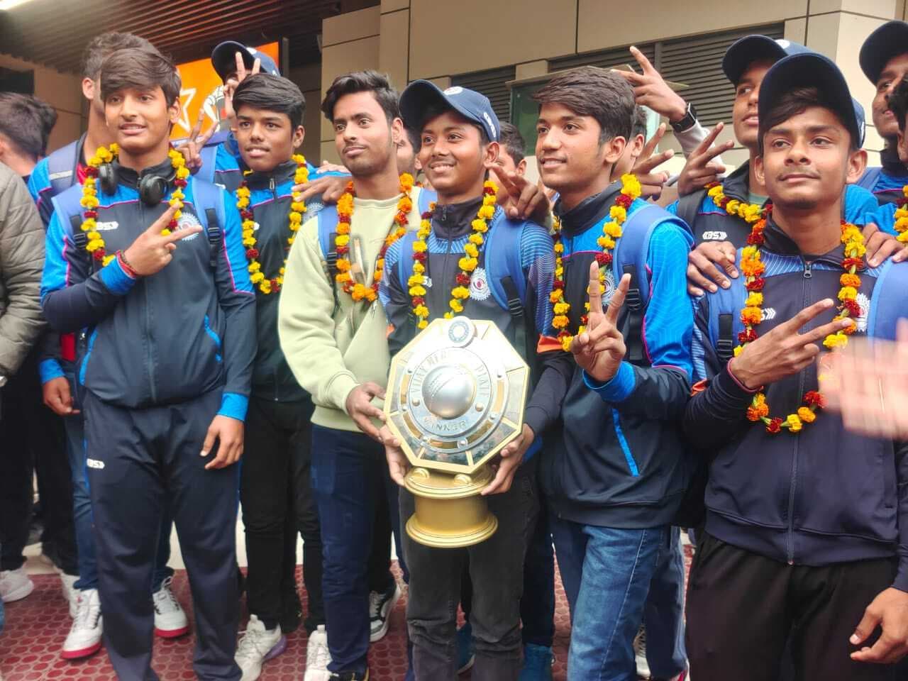 विजय मर्चेंट अंडर 16 ट्रॉफी जीत बिहार पहुंची टीम का हुआ जोरदार स्वागत